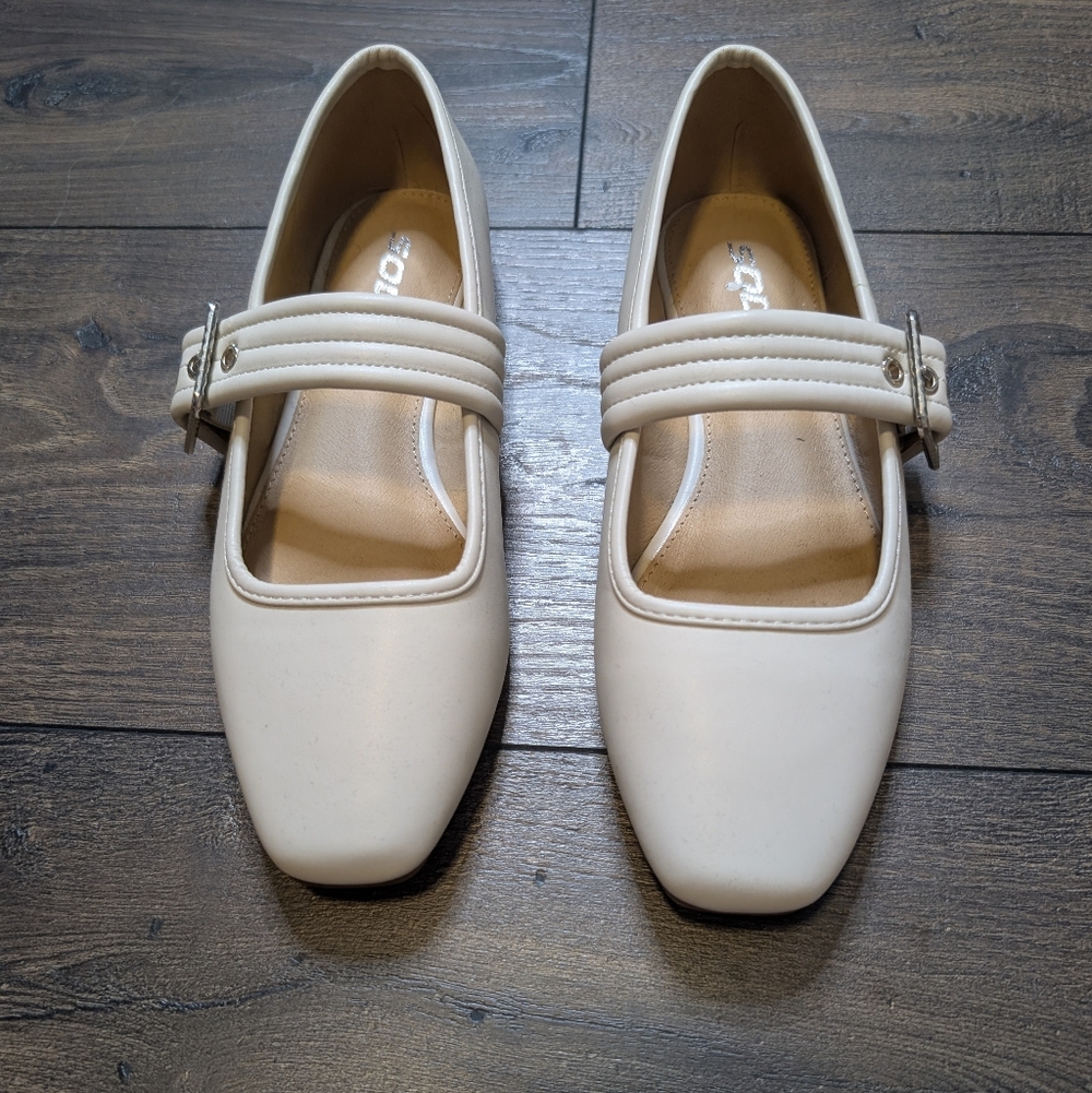 Soda Cream‎ Mary Jane Flats with Strap Size 6